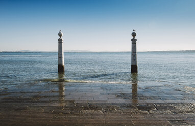 Portugal, Lissabon, Fluss Tejo, Cais das Colunas - RAEF02221