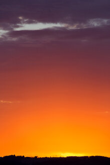 Deutschland, Würzburg, Abendhimmel bei Sonnenuntergang - NDF00819