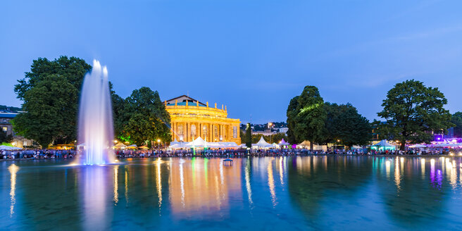 Deutschland, Stuttgart, Schlossgarten, Eckensee, Staatstheater, Opernhaus während Sommerfest, blaue Stunde - WDF04853