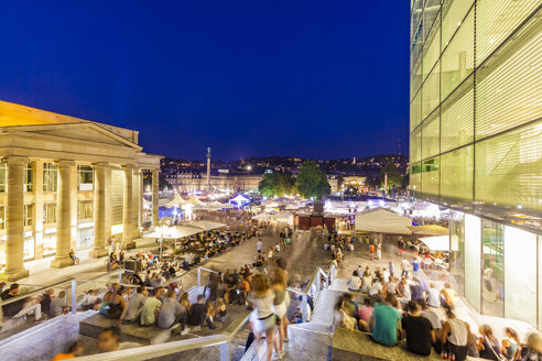 Deutschland, Stuttgart, Schlossplatz, Neues Schloss, Königsbau, Kunstmuseum während Sommerfest, blaue Stunde - WDF04855