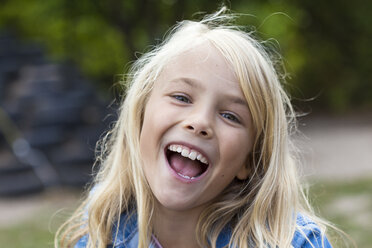 Porträt eines lachenden blonden Mädchens im Freien - JFEF00903