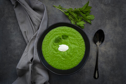 Schale mit Erbsen-Minz-Suppe, lizenzfreies Stockfoto