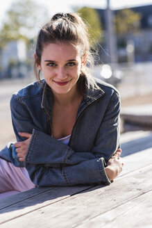 Porträt einer lächelnden jungen Frau im Freien - UUF15741