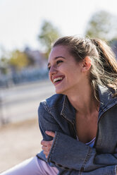 Porträt einer lachenden jungen Frau im Freien - UUF15742