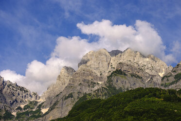 Albanien, Bezirk Shkoder, Albanische Alpen, Nationalpark Theth, Theth, Berge im Abendlicht - SIEF08083