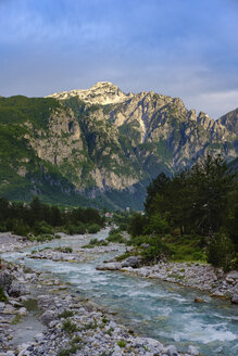 Albanien, Bezirk Shkoder, Albanische Alpen, Theth-Nationalpark, Fluss Theth - SIEF08084