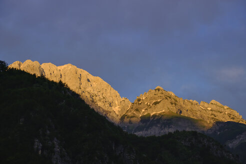 Albanien, Bezirk Shkoder, Albanische Alpen, Nationalpark Theth, Theth, Berge im Abendlicht - SIEF08085