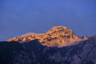 Albanien, Bezirk Shkoder, Albanische Alpen, Nationalpark Theth, Theth, Berge im Abendlicht - SIEF08086