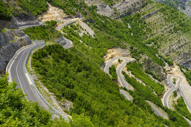 Albanien, Bezirk Shkoder, Albanische Alpen, Cem-Schlucht, Serpentin - SIEF08095