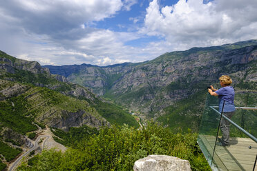 Albanien, Kreis Shkoder, Albanische Alpen, Cem-Schlucht, Aussichtspunkt, Wanderer beim Fotografieren - SIEF08097