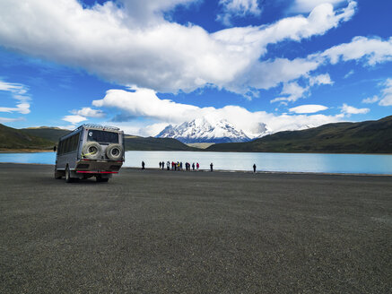 Chile, Patagonien, Region Magallanes y la Antartica Chilena, Torres del Paine National Park, Cuernos del Paine, Touristen an der Laguna Amarga - AMF06133