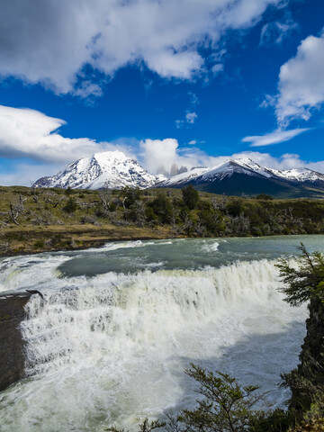 Chile, Patagonien, Region Magallanes y la Antartica Chilena, Torres del Paine National Park, Cerro Paine Grande und Torres del Paine, Rio Paine, Katarakte, lizenzfreies Stockfoto