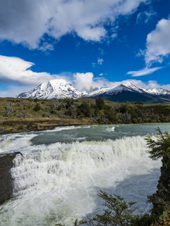 Chile, Patagonien, Region Magallanes y la Antartica Chilena, Torres del Paine National Park, Cerro Paine Grande und Torres del Paine, Rio Paine, Katarakte - AMF06136