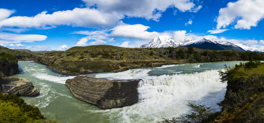 Chile, Patagonien, Region Magallanes y la Antartica Chilena, Torres del Paine National Park, Cerro Paine Grande und Torres del Paine, Rio Paine, Katarakte - AMF06137