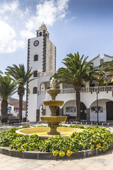 Spanien, Balearische Inseln, Lanzarote, San Bartalome, Rathaus und Brunnen - MABF00499