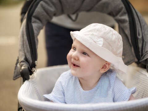 Porträt eines entspannten kleinen Mädchens im Kinderwagen, lizenzfreies Stockfoto