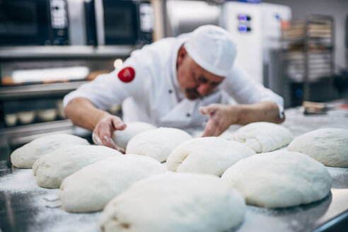 Bäcker bei der Arbeit mit Teig in einer Bäckerei - OCMF00048