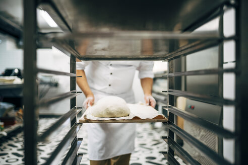 Bäcker bei der Vorbereitung des Backblechs für das Brot - OCMF00049
