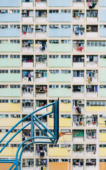China, Hongkong, Kowloon, Basketballkorb, Sozialwohnungen im Hintergrund - GEMF02436