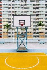 China, Hongkong, Kowloon, Basketballkorb, Sozialwohnungen im Hintergrund - GEMF02441