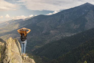 Französische Pyrenäen, Wanderer auf Aussichtspunkt - AFVF01909