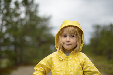Norwegen, blondes Mädchen in Regenjacke - PSIF00134