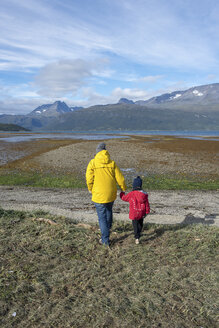 Norwegen, Mutter und Tochter wandern zum Lyngenfjord - PSIF00135