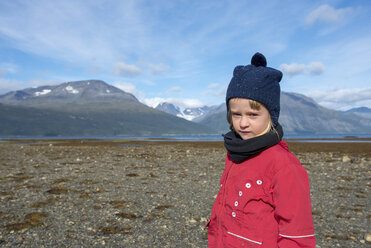 Norway, girl wearing bobble hat and red jacket at the beach, Lyngen fjord - PSIF00136