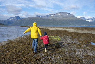 Norway, mother and daughter running at the beach, Lyngen fjord - PSIF00137