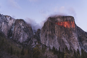 Niedriger Winkel landschaftlicher Blick auf die Berge im Yosemite National Park gegen den Himmel bei Sonnenuntergang - CAVF52352