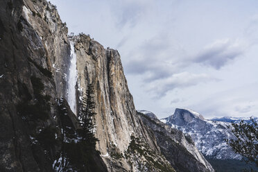 Niedriger Blickwinkel auf die Berge im Yosemite National Park gegen den Himmel im Winter - CAVF52353