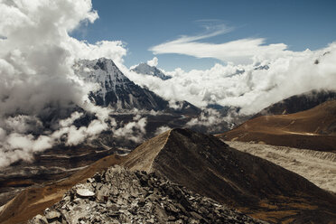 Aussicht auf die Berge bei bewölktem Himmel im Sagarmatha-Nationalpark an einem sonnigen Tag - CAVF52369