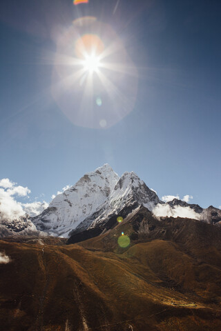 Niedriger Blickwinkel auf die Berge gegen den klaren blauen Himmel an einem sonnigen Tag, lizenzfreies Stockfoto