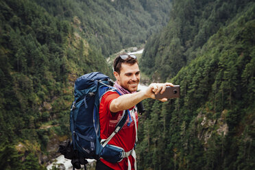 Männlicher Wanderer, der ein Selfie macht, während er auf einem Berg im Sagarmatha-Nationalpark steht - CAVF52396