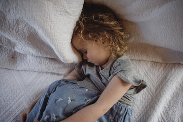 Hohe Winkel Ansicht der niedlichen Mädchen schlafen auf dem Bett zu Hause - CAVF52456