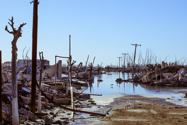 Zerstörte Gebäude vor blauem Himmel während des Hurrikans Harvey - CAVF52571