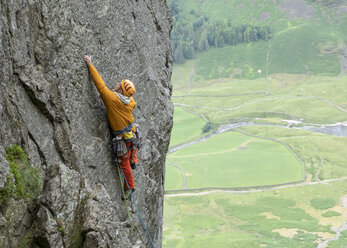 Vereinigtes Königreich, Lake District, Langdale Valley, Gimmer Crag, Kletterer an Felswand - ALRF01355