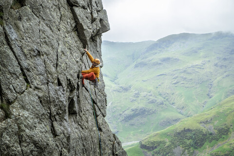 Vereinigtes Königreich, Lake District, Langdale Valley, Gimmer Crag, Kletterer an Felswand, lizenzfreies Stockfoto