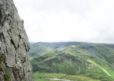 Vereinigtes Königreich, Lake District, Langdale Valley, Gimmer Crag, Kletterer an Felswand - ALRF01359