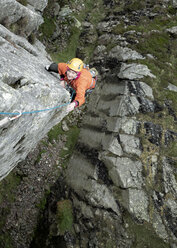 England, Langdale Valley, Gimmer Crag, Bergsteigerin am Fels - ALRF01361