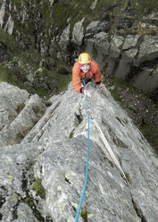 England, Langdale Valley, Gimmer Crag, Bergsteigerin am Fels - ALRF01362