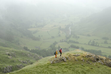 England, Langdale Valley, Gimmer Crag, climbers, couple - ALRF01365