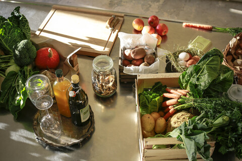 Frisches orgnaisches Gemüse und Obst in einer Küche, lizenzfreies Stockfoto