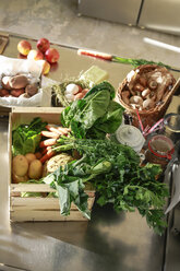 Frisches orgnaisches Gemüse und Obst in einer Küche - REAF00344