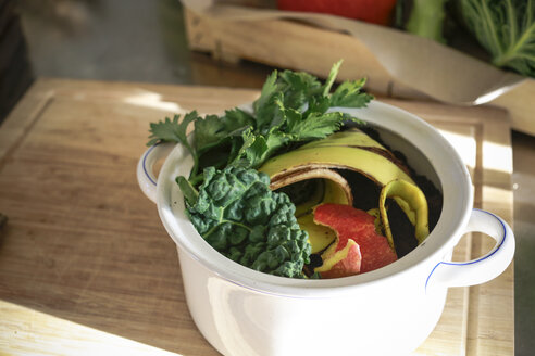 Kitchen scraps in a vintage bowl - REAF00346