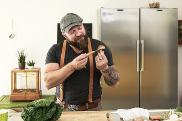 Veganer putzt Pilze in seiner Küche - REAF00358