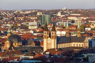 Germany, Bavaria, Wuerzburg, Cityview, Wuerzburg Cathedral (r.), Neumuenster Collegiate church (l.) and Ghotel Hotel - NDF00829