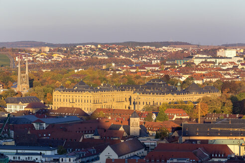 Deutschland, Bayern, Würzburg, Stadtansicht, Würzburger Residenz, Ringpark, St. Johannis Kirche (l.) - NDF00830