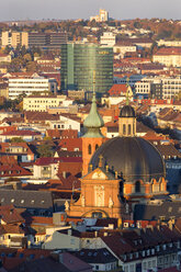 Deutschland, Bayern, Wuerzburg, Neumuenster Stiftskirche und Ghotel Hotel - ND00833