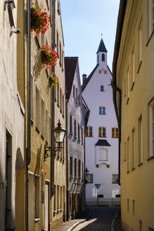 Deutschland, Bayern, Augsburg, Gasse und Häuser - SIEF08109